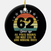 62おもしろい年前に建てられた全パーツオリジナル62日 セラミックオーナメント (裏面)