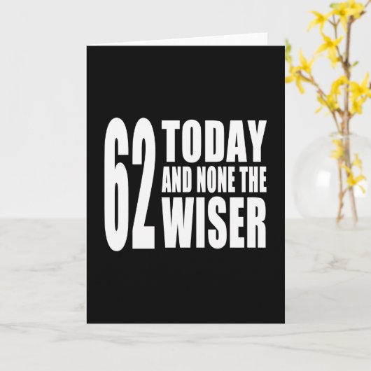 62おもしろい番目の誕生日: 62今日とNone the Wiser カード (黄色い花)