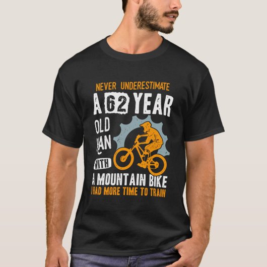62位誕生日Mtbバイクもしくは自転車に乗る人サイクおもしろいストマウンテンビック Tシャツ (正面)
