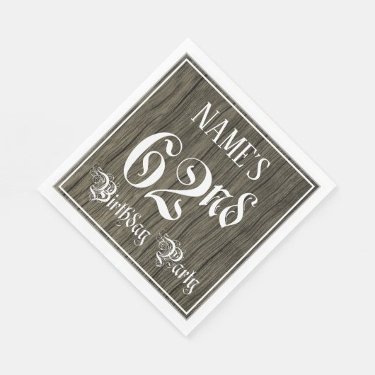 62回目の誕生日パーティファンシー— Script, フェイク Wood Look スタンダードランチョンナプキン (角)