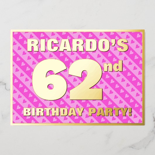 62回目の誕生日パーティー – おもしろいピンクのハートとストライプ 箔招待状 (正面)