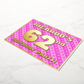 62回目の誕生日パーティー – おもしろいピンクのハートとストライプ 箔招待状 (回転した状態)