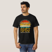 62歳1963レトロ62素晴らし番目の誕生日ギフト Tシャツ (正面フル)