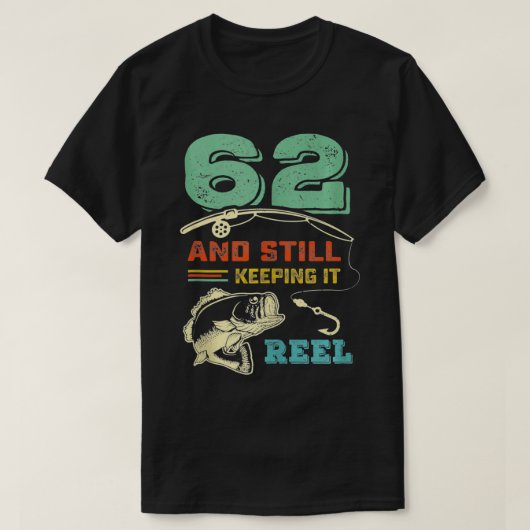62番目の誕生日魚釣りデザインターニング62漁師 Tシャツ (デザイン正面)