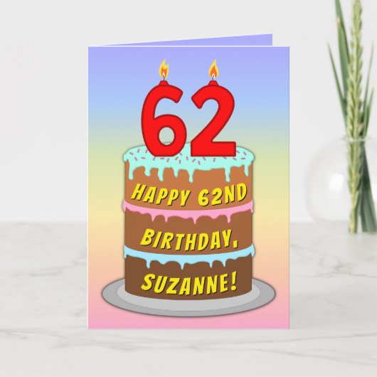 62番目の誕生日—おもしろいケーキとキャンドル、名前をカスタムする付き カード (正面)