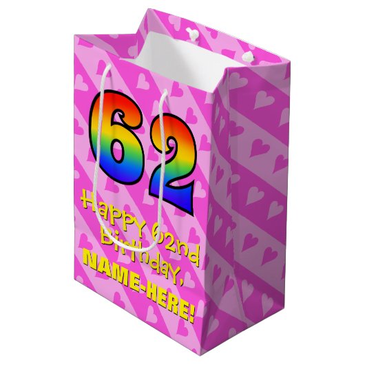 62誕生日:おもしろいピンクハートストライプ、虹62 ミディアムペーパーバッグ (正面アングル)