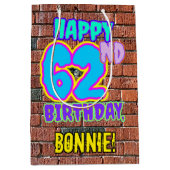 62誕生日:おもしろい、アーバングラフィティインスパイアルック ミディアムペーパーバッグ (正面)