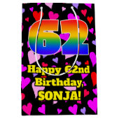 62誕生日：愛するハートパターン、虹# 62 ミディアムペーパーバッグ (正面)
