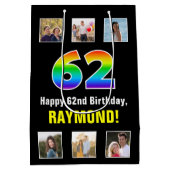 62誕生日: Rainbow "62"，写真カスタムと名前 ミディアムペーパーバッグ (裏面)