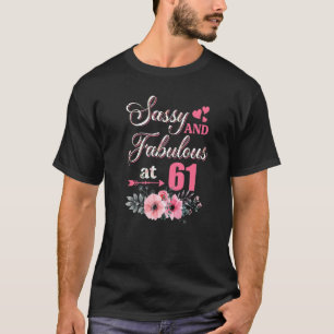 62 サシィ クラシィ アンド ファビュラス 62歳の誕生日 花 Tシャツ
