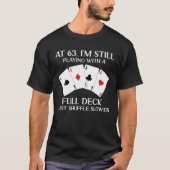 63歳でフルデッキカー遊ドのプレイヤーと一緒にいる Tシャツ (正面)