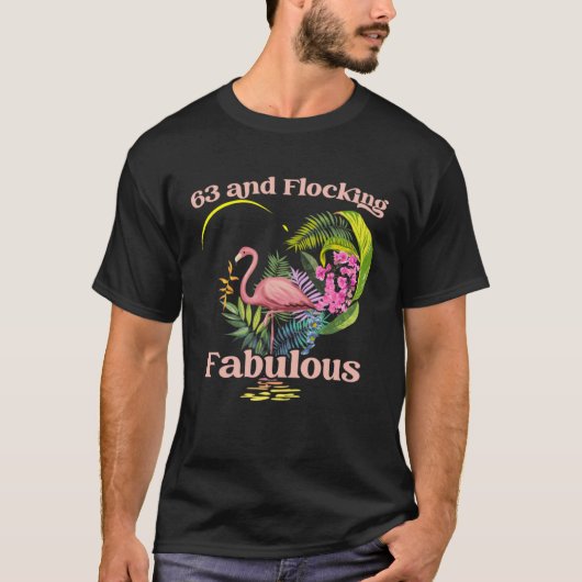 63歳で魅力的なフラミンゴの生まれ Tシャツ (正面)