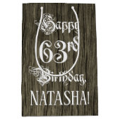 63番目の誕生日: ファンシー, フェイク Wood Look +名前をカスタムする ミディアムペーパーバッグ (正面)