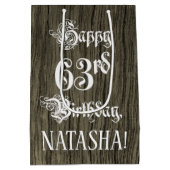 63番目の誕生日: ファンシー, フェイク Wood Look +名前をカスタムする ミディアムペーパーバッグ (裏面)