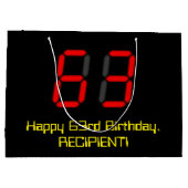 63誕生日：レッドデジタルクロックスタイル「63」 +名前 ラージペーパーバッグ (裏面)