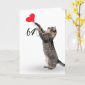 64よくはしゃぐ歳の誕生日カード用のタビー猫 カード (黄色い花)