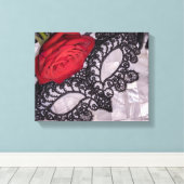 6418 – 黒のマスカレードマスクと赤いバラ キャンバスプリント (インサイチュ (ウッドフロア))