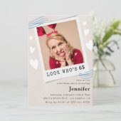 65おもしろい歳の誕生日招待状写真Look who's 招待状 (スタンド正面)