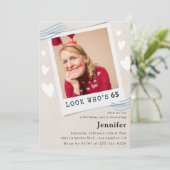 65おもしろい歳の誕生日招待状写真Look who's 招待状 (スタンド正面)