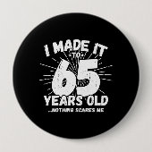 65おもしろい誕生日引用文皮肉65歳 缶バッジ (正面)