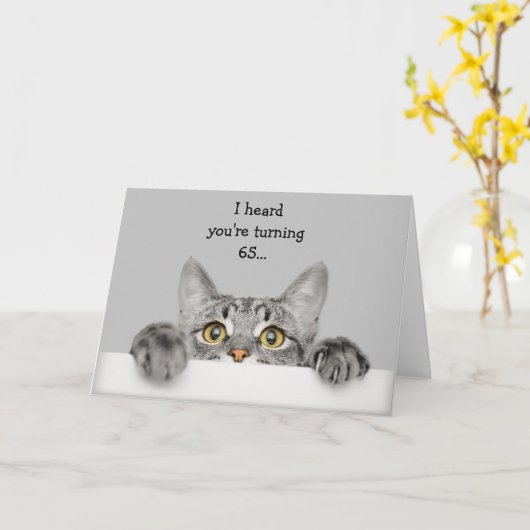 65おもしろい誕生日猫時代の優位性 カード (黄色い花)