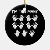 65おもしろい誕生日65歳のこの多くの手 セラミックオーナメント (正面)