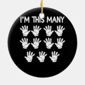 65おもしろい誕生日65歳のこの多くの手 セラミックオーナメント (裏面)