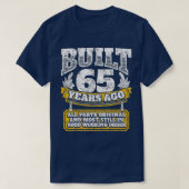 65おもしろい誕生日BDayギフトことわざ年齢65年 Tシャツ (デザイン正面)