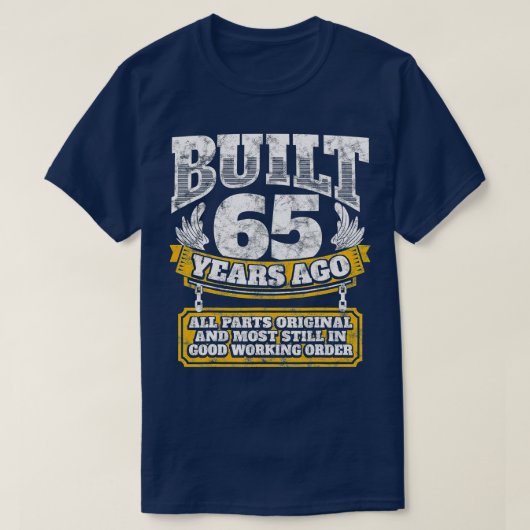 65おもしろい誕生日BDayギフトことわざ年齢65年 Tシャツ (デザイン正面)