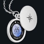 65エレガントth Blue Sapphire 結婚's Anniversary シルバープレートネックレス<br><div class="desc">65祝周年の記念結婚的なロッケとスタイルして！サファイヤエレガントブルーの背景に六角紙吹雪を持つ白黒レタリングは、この特別な機会と特別なマイルストーンのために思い出に残るtouchを追加する。ハッカスタマイズプのカップルの名前とブルーサファイヤ記念日の日付を追加。デザイン© W.H.シム。詳細については、zazzle.com/expressionsoccasionsを参照</div>