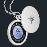 65エレガントth Blue Sapphire 結婚's Anniversary シルバープレートネックレス<br><div class="desc">65祝周年の記念結婚的なロッケとスタイルして！サファイヤエレガントブルーの背景に六角紙吹雪を持つ白黒レタリングは、この特別な機会と特別なマイルストーンのために思い出に残るtouchを追加する。ハッカスタマイズプのカップルの名前とブルーサファイヤ記念日の日付を追加。デザイン© W.H.シム。詳細については、zazzle.com/expressionsoccasionsを参照</div>