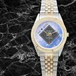 65エレガントth Blue Sapphire 結婚's Anniversary 腕時計<br><div class="desc">65祝thブルーサファイヤの結婚記念日と、この時計で時間のテストに耐える愛スタイリッシュ!サファイヤエレガントブルーの背景に六角紙吹雪を持つ白黒レタリングは、この特別な機会と特別なマイルストーンのために思い出に残るtouchを追加する。カップルの名前と結婚日でパーソナライズ。デザイン© W.H.シム。詳細については、zazzle.com/expressionsoccasionsを参照</div>