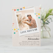 65歳おもしろいの誕生日招待状メンズおもしろい写真 招待状 (スタンド正面)