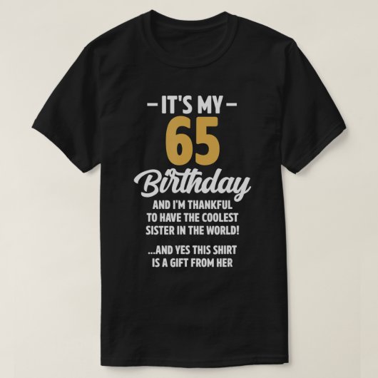65歳の男性の女性の姉おもしろい妹誕生日デコラ Tシャツ (デザイン正面)