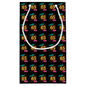 65歳の誕生日にネオンのサインが入る スモールペーパーバッグ (裏面)