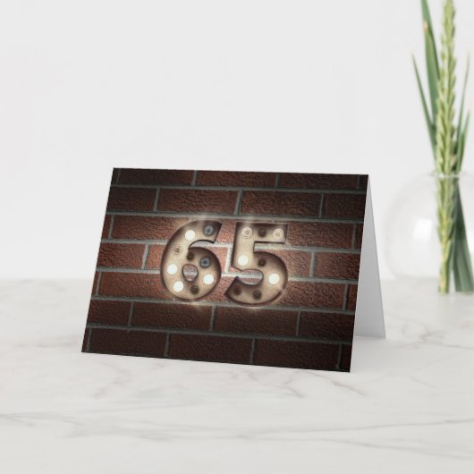65歳の誕生日を祝うレンガ壁のマーキーライト カード (正面)