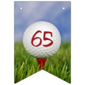 65歳の誕生日を迎える草の上のゴルフボール バンティングフラッグ (第1の旗)