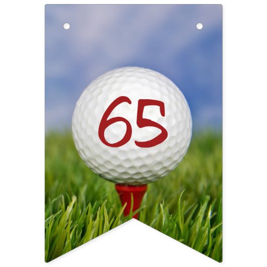 65歳の誕生日を迎える草の上のゴルフボール バンティングフラッグ (第1の旗)
