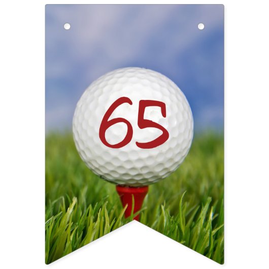 65歳の誕生日を迎える草の上のゴルフボール バンティングフラッグ (第3の旗)