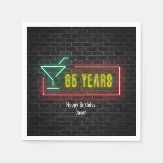 65歳の誕生日ネオンサインのレンガの壁 スタンダードカクテルナプキン (正面)