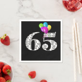 65歳の誕生日パーティー風船 スタンダードカクテルナプキン (インサイチュ)
