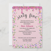 65歳の誕生日 ピンクのアイシングとスパンコール 招待状 (正面)