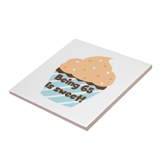 65歳は甘い誕生日Tシャツとプレゼント タイル (側面)