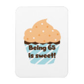 65歳は甘い誕生日Tシャツとプレゼント マグネット (縦)