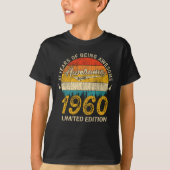 65歳1960レトロ65素晴らし番目の誕生日ギフト Tシャツ (正面)