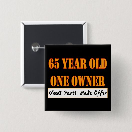 65歳、1人の所有者-必要性の部品は、提供をします 缶バッジ (正面&裏面)