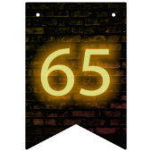 65誕生日のネオンサインオンブリック バンティングフラッグ (第1の旗)