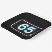 65誕生日ネオンサインオンブリック ペーパープレート (傾斜あり)