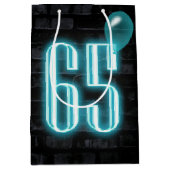 65誕生日ネオンサインオンブリック ミディアムペーパーバッグ (正面)