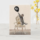 65誕生日Tabby Cat on Chair Card カード (黄色い花)